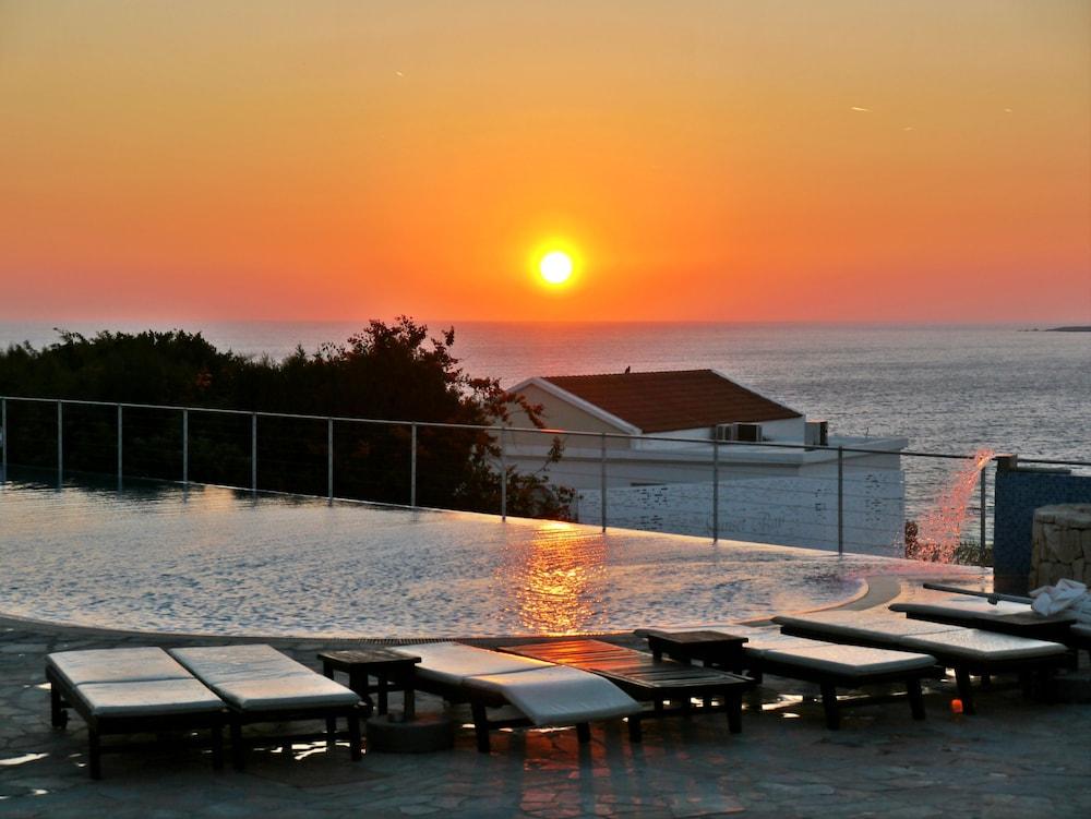 Theo Sunset Bay Кіссонерга