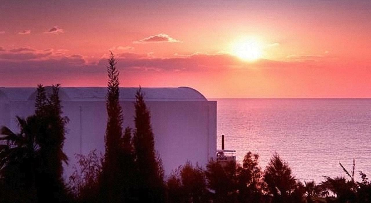 Готель Theo Sunset Bay